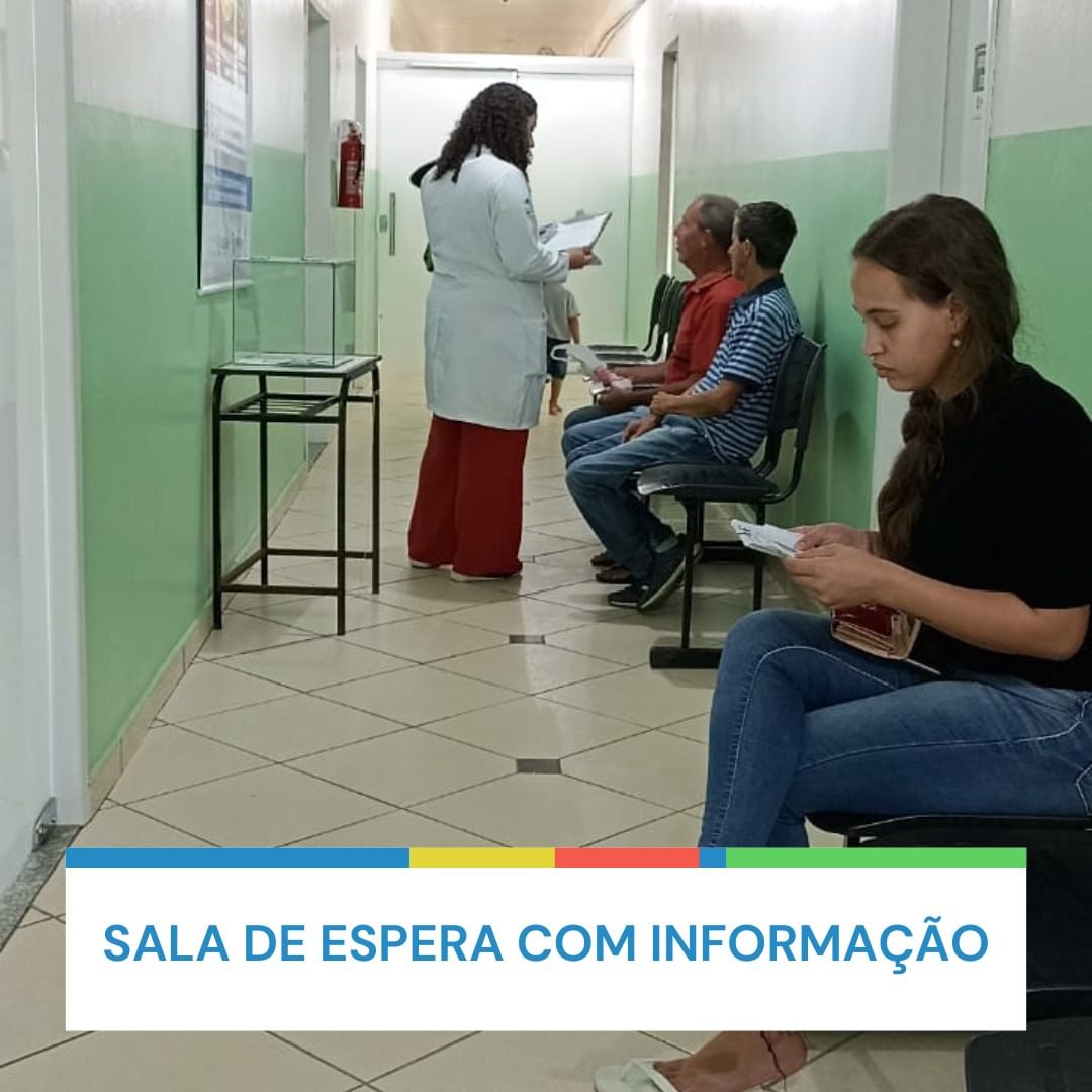 Sala de espera com informação.